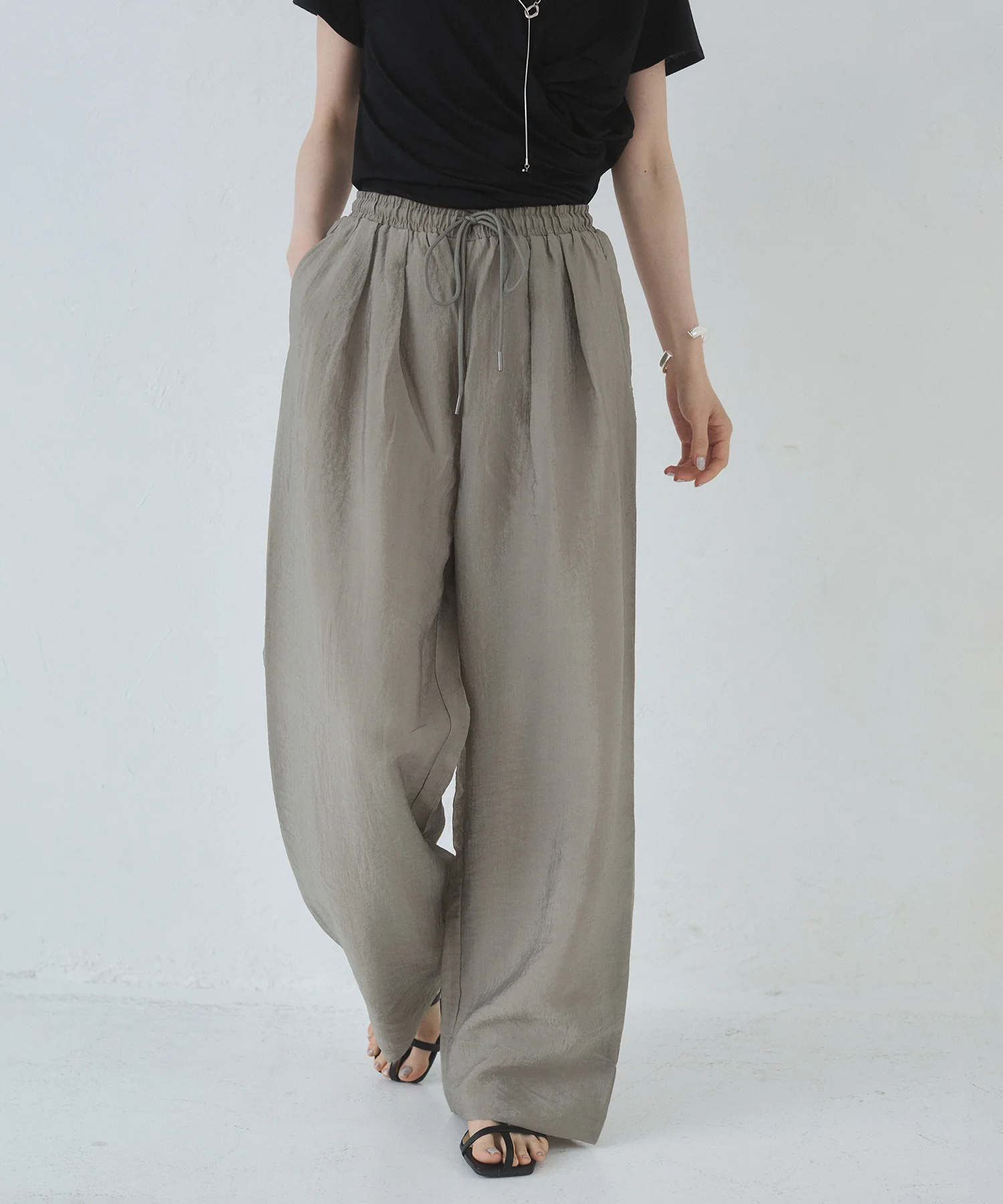 ツヤシアー ストレートパンツ