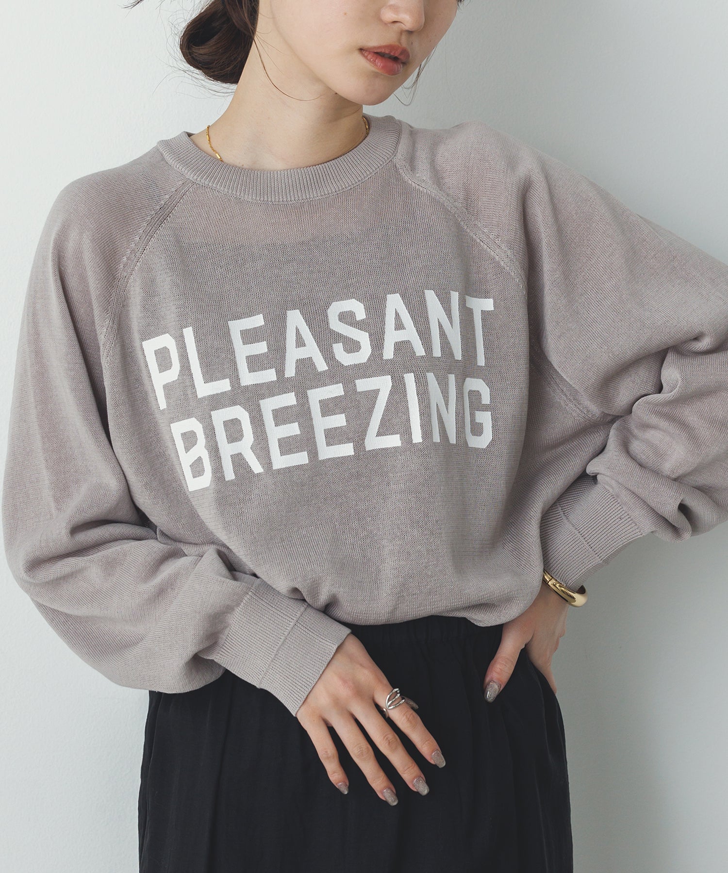 ペーパーライクシアー ロゴプリントニット